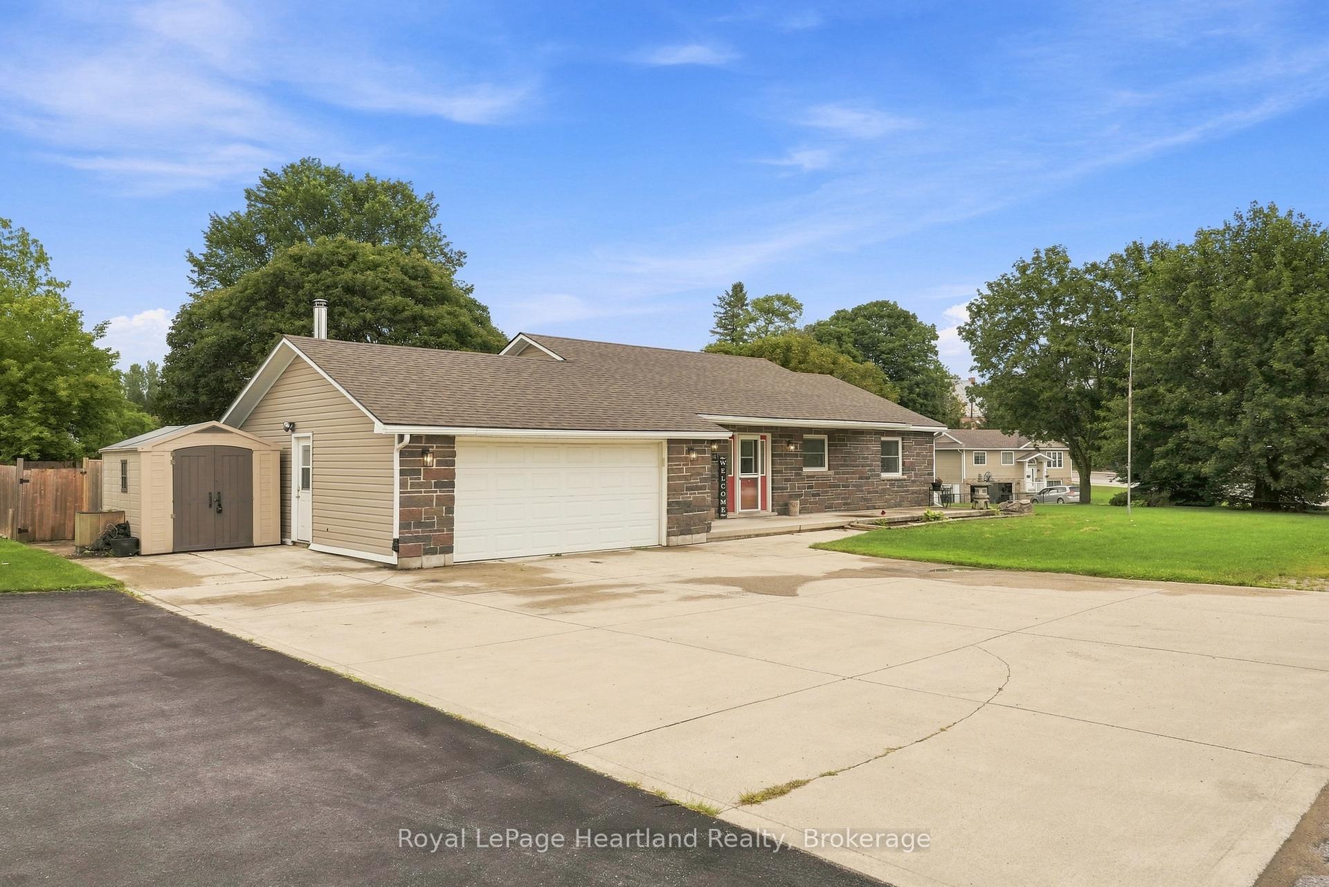 1041 Main Street, Howick, ON, exterior