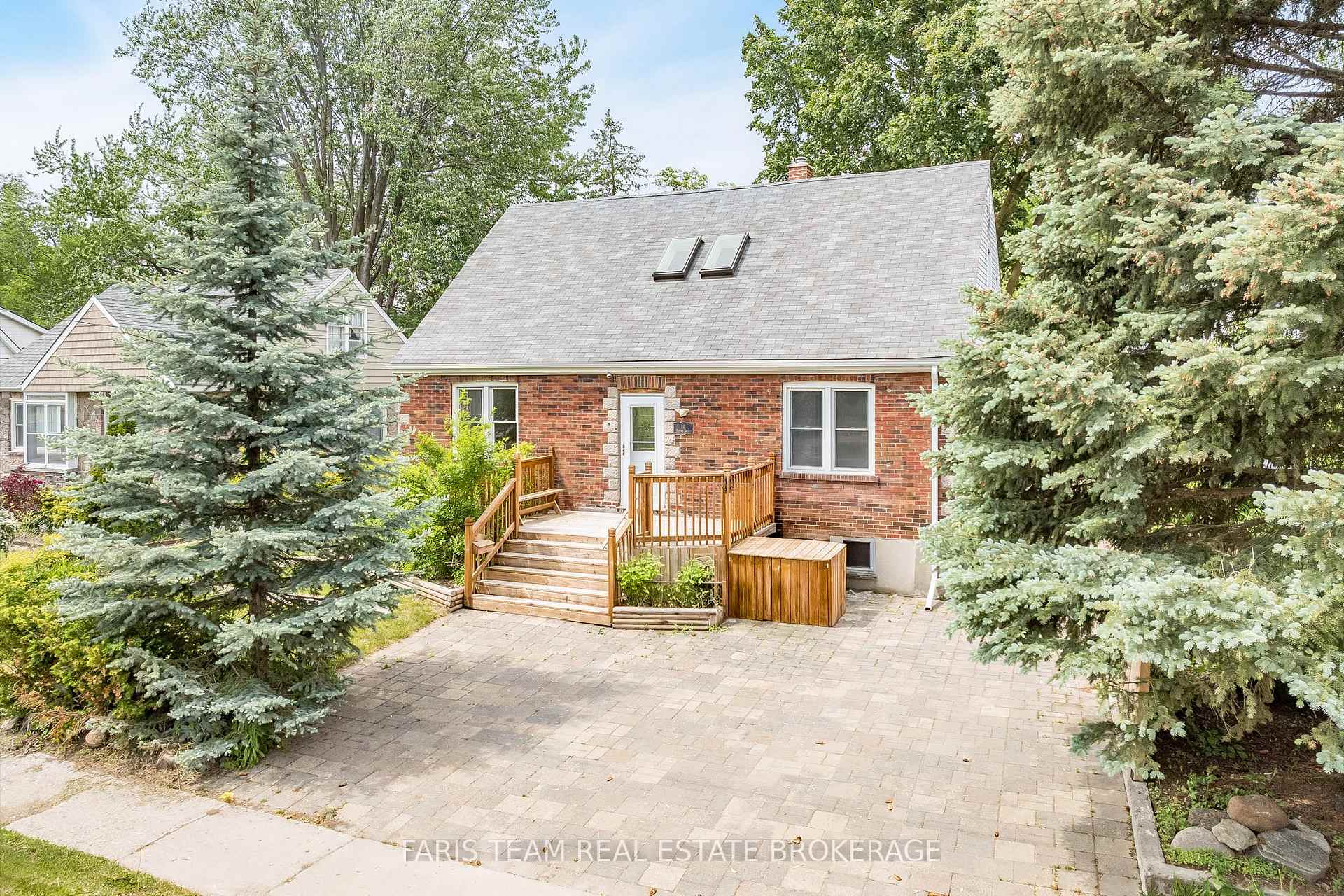 18 Holgate Street, Barrie, ON, exterior