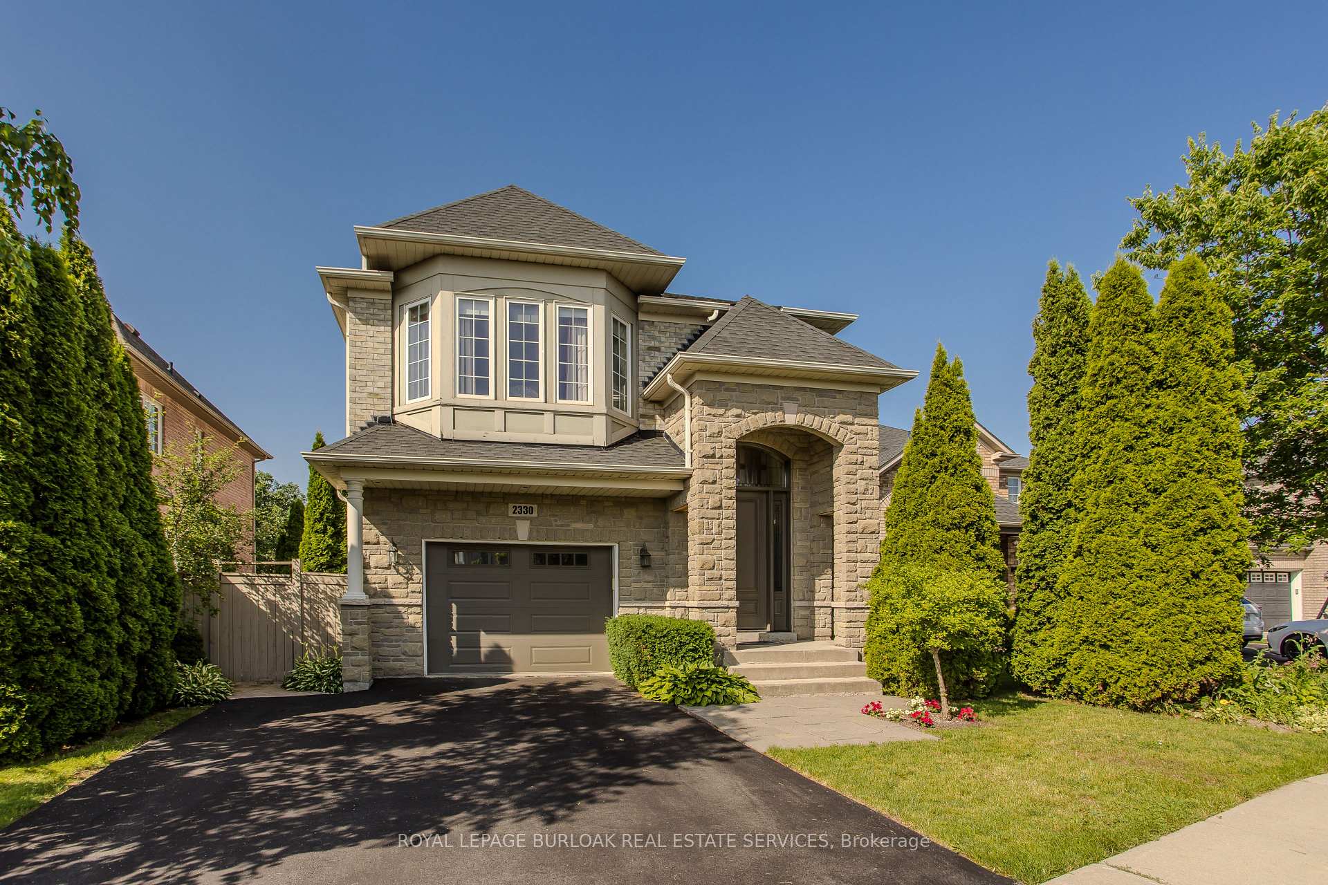 2330 Valleyridge Drive, Oakville, ON, exterior