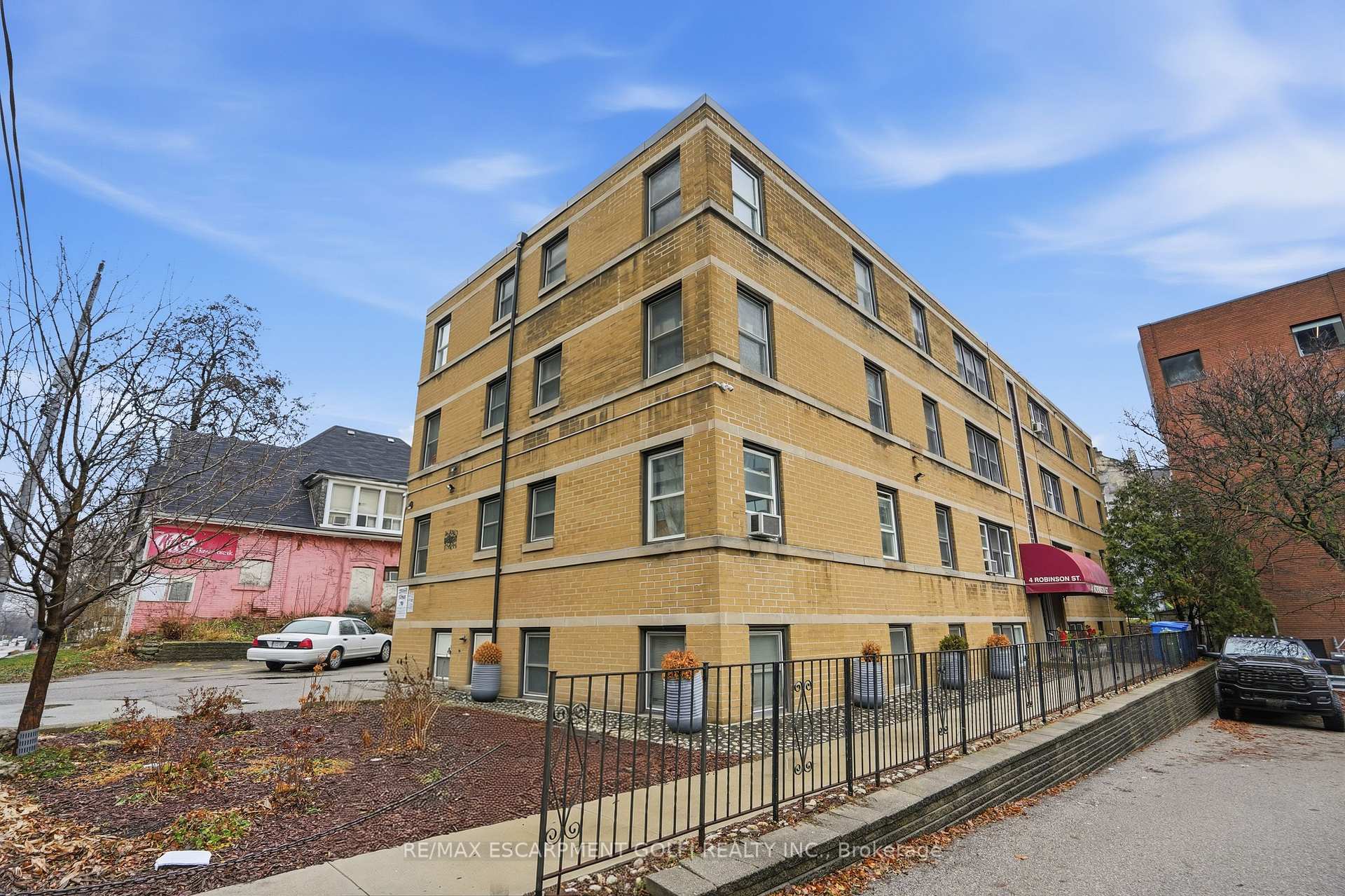 9 - 4 Robinson Street, Hamilton, ON, exterior