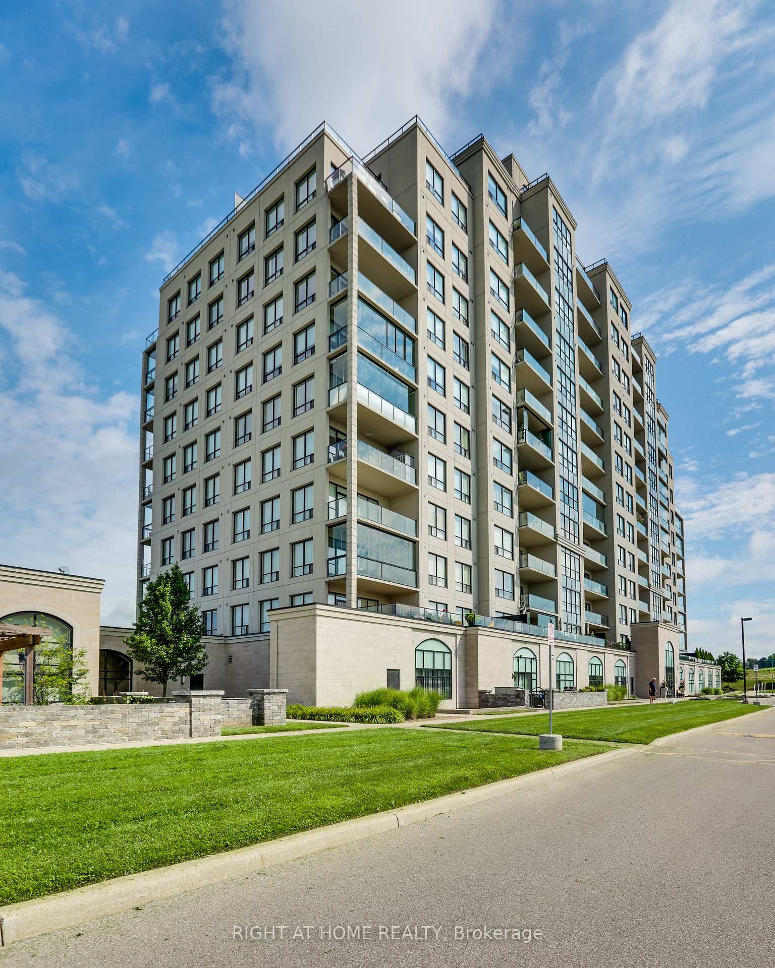 212 - 240 Villagewalk Boulevard, London North, ON, exterior