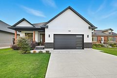 1007 Clare Avenue, Pelham, ON, exterior