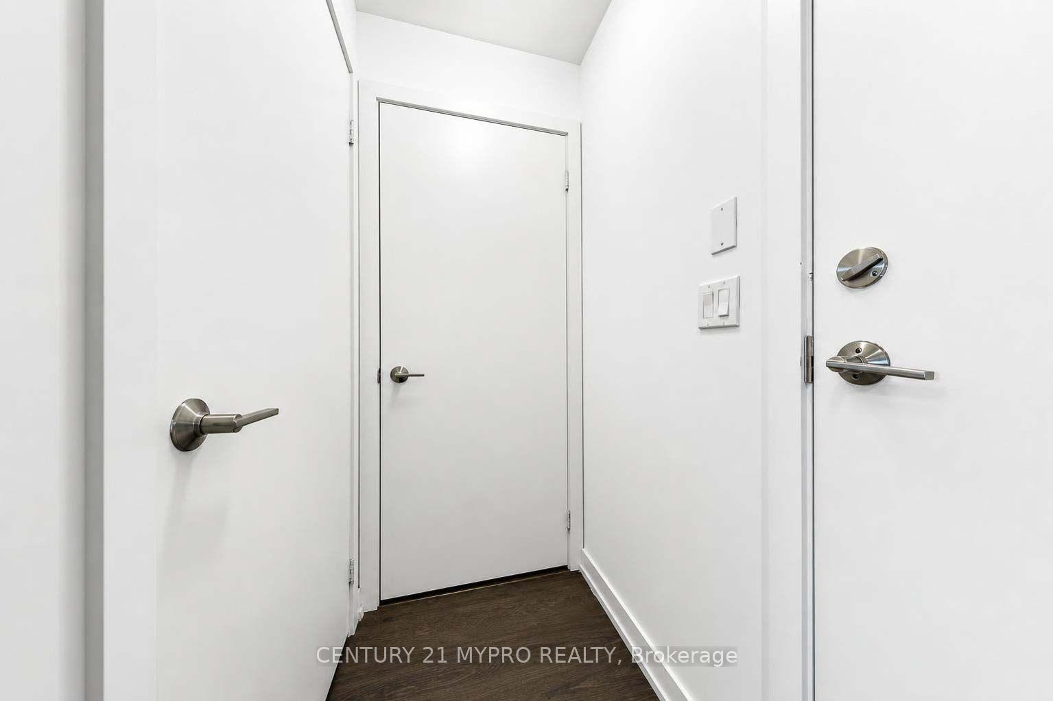 320 - 555 William Graham Drive, Aurora, ON, exterior