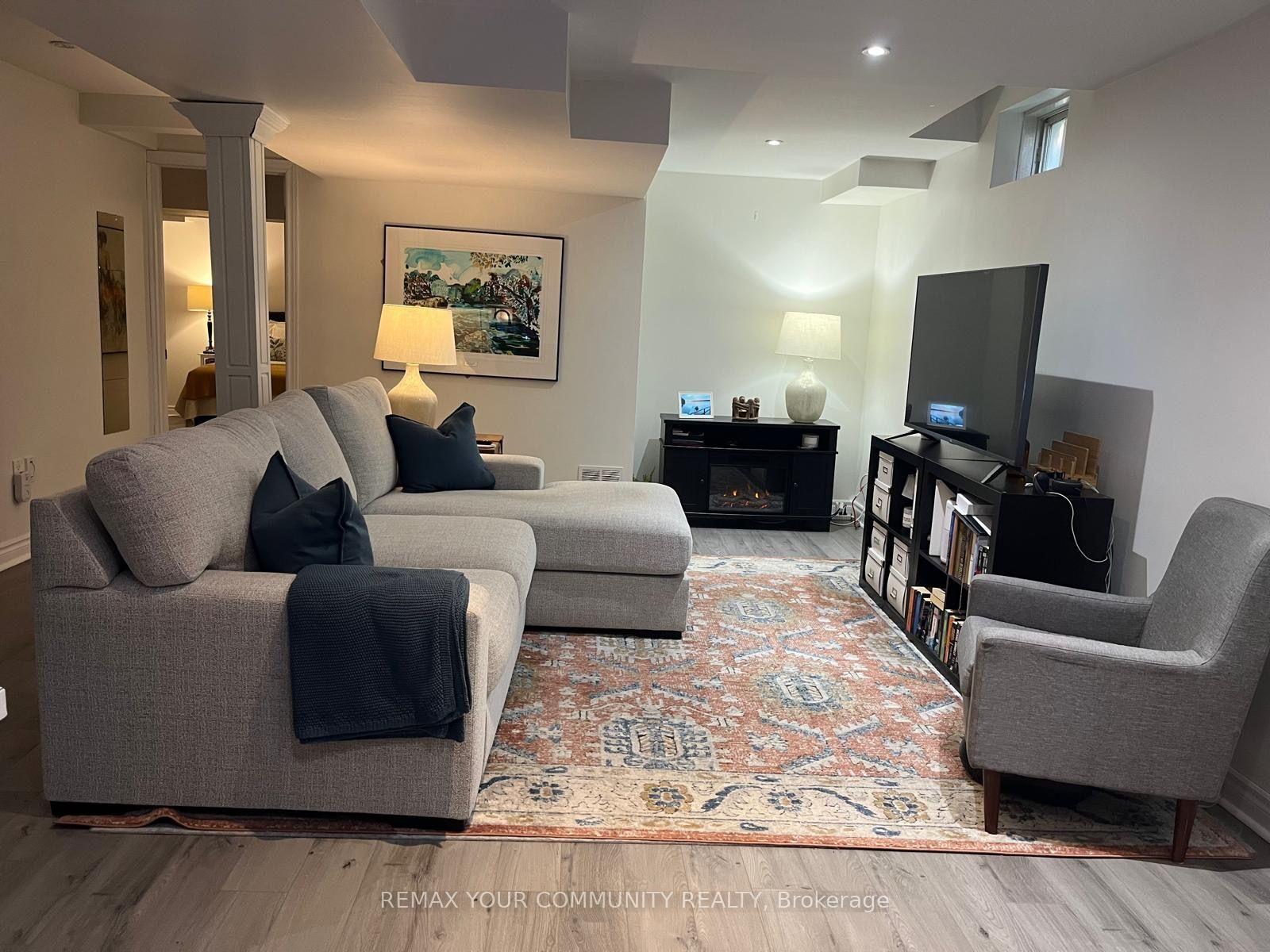 375 Woodfern Way S, Newmarket, ON, exterior