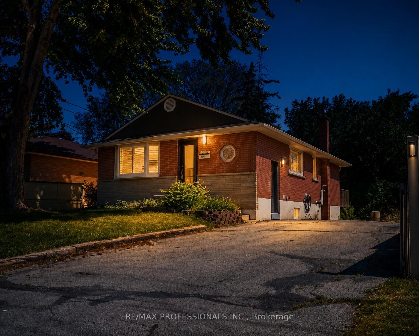 LOWER - 1327 Royal Drive, Burlington, ON, exterior