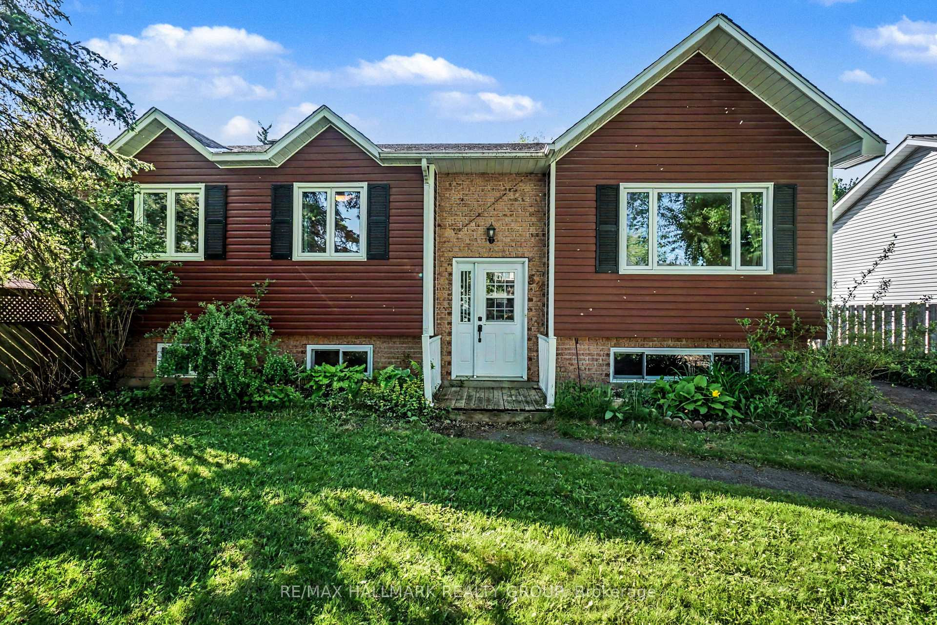 52 Castlebeau Street, Russell, ON, exterior