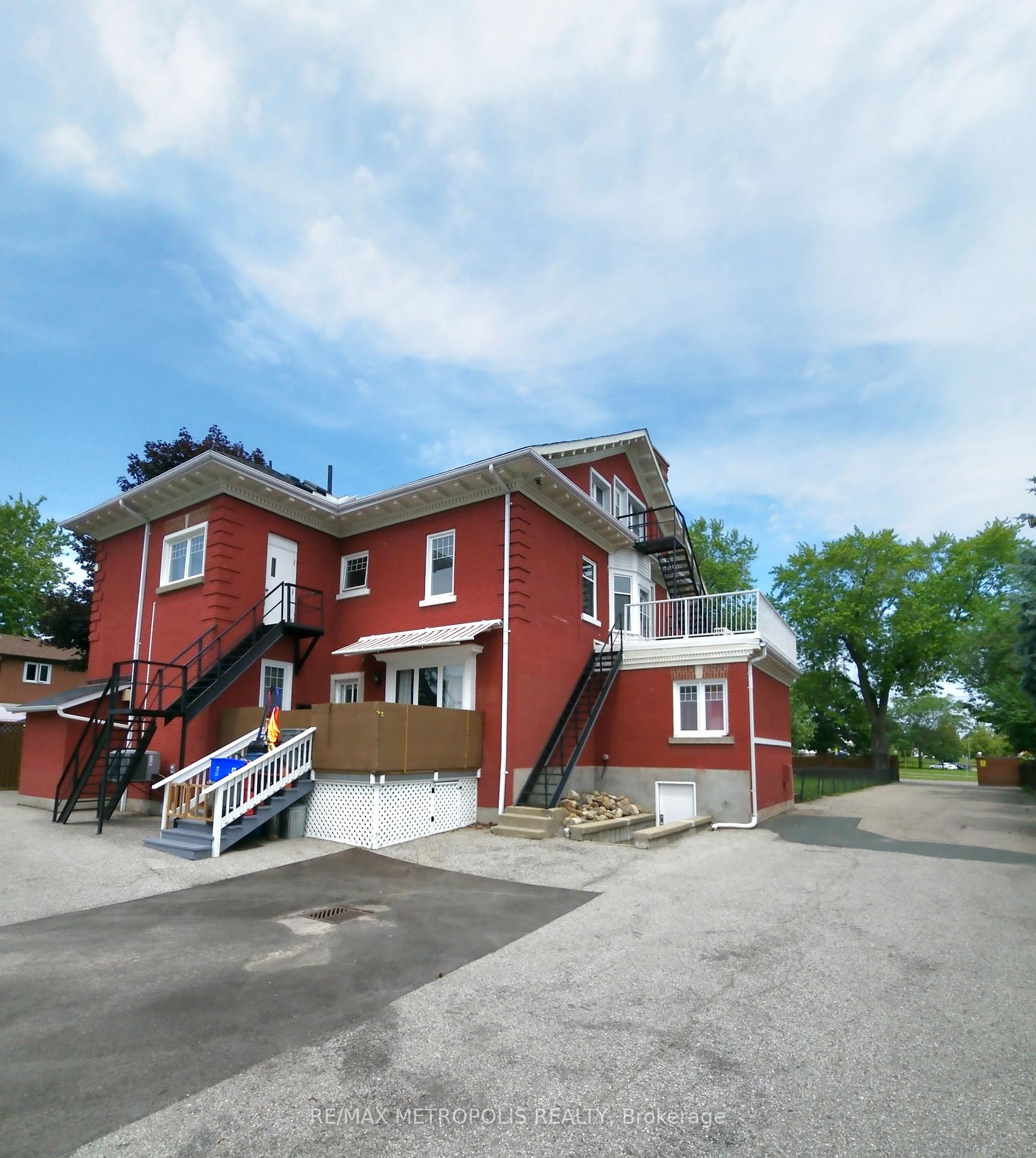 Upper #2 - 1110 Simcoe Street S, Oshawa, ON, exterior