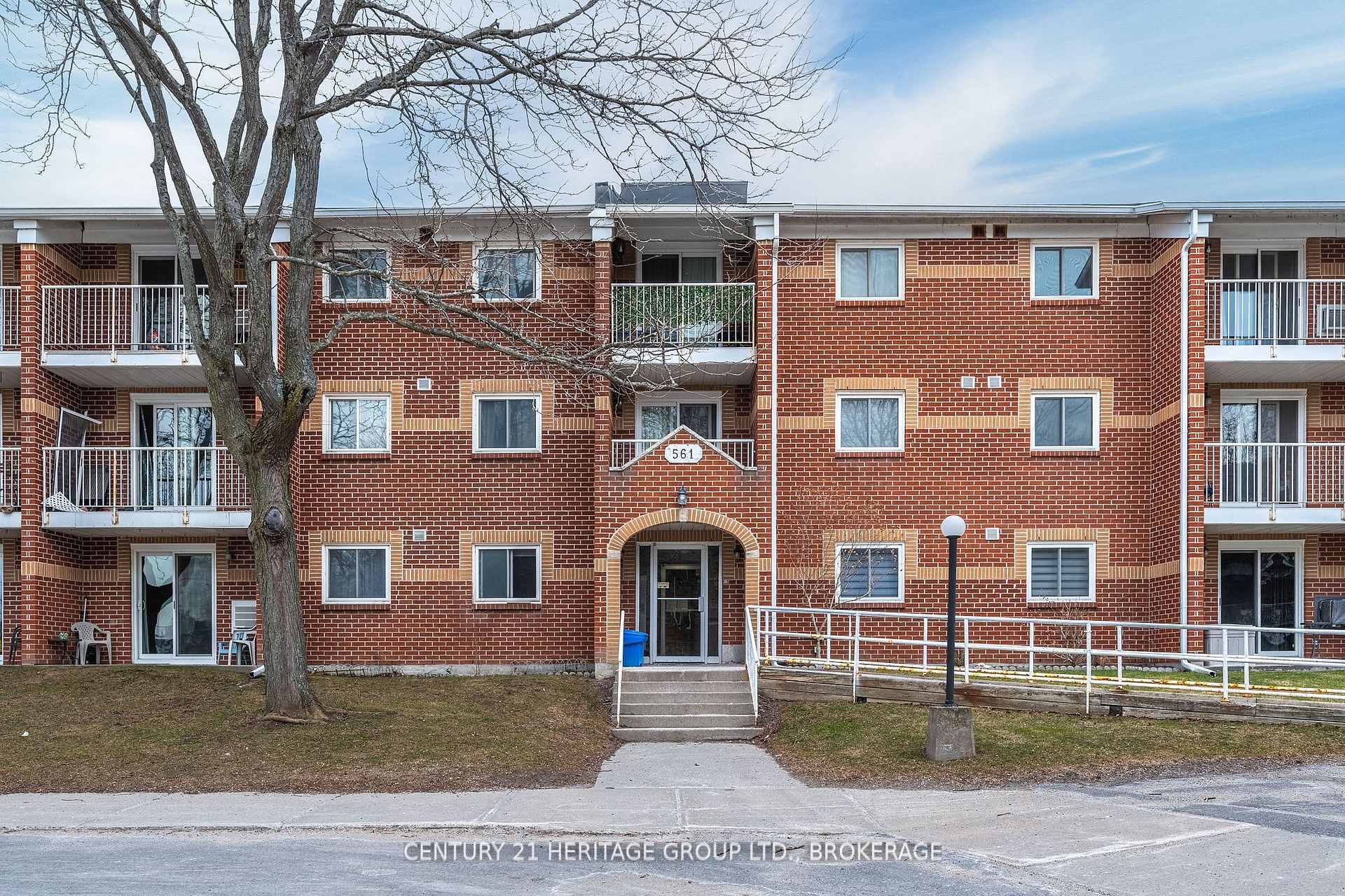 202 - 561 Armstrong Road, Kingston, ON, exterior