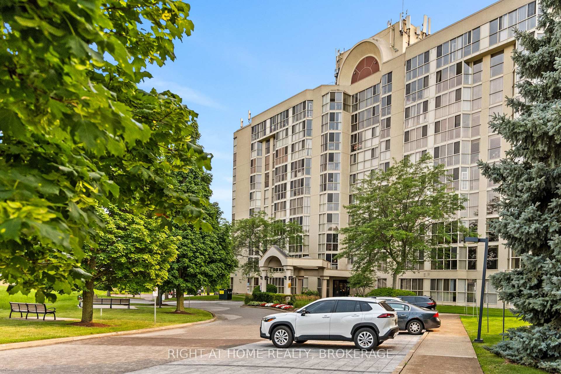 801 - 162 Martindale Road, St. Catharines, ON, exterior