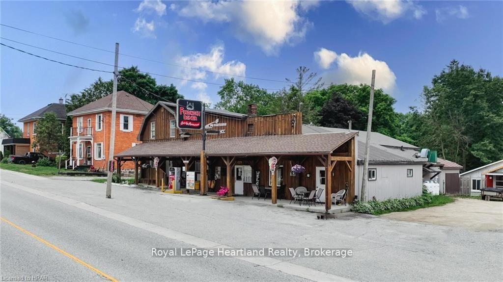 3064 PATRICK Street, Howick, ON, exterior