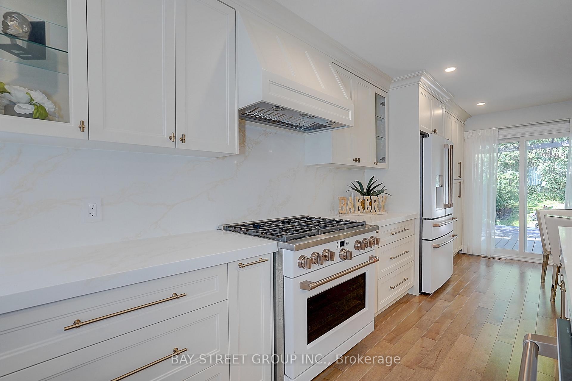 107 Crawford Rose Drive, Aurora, ON, exterior