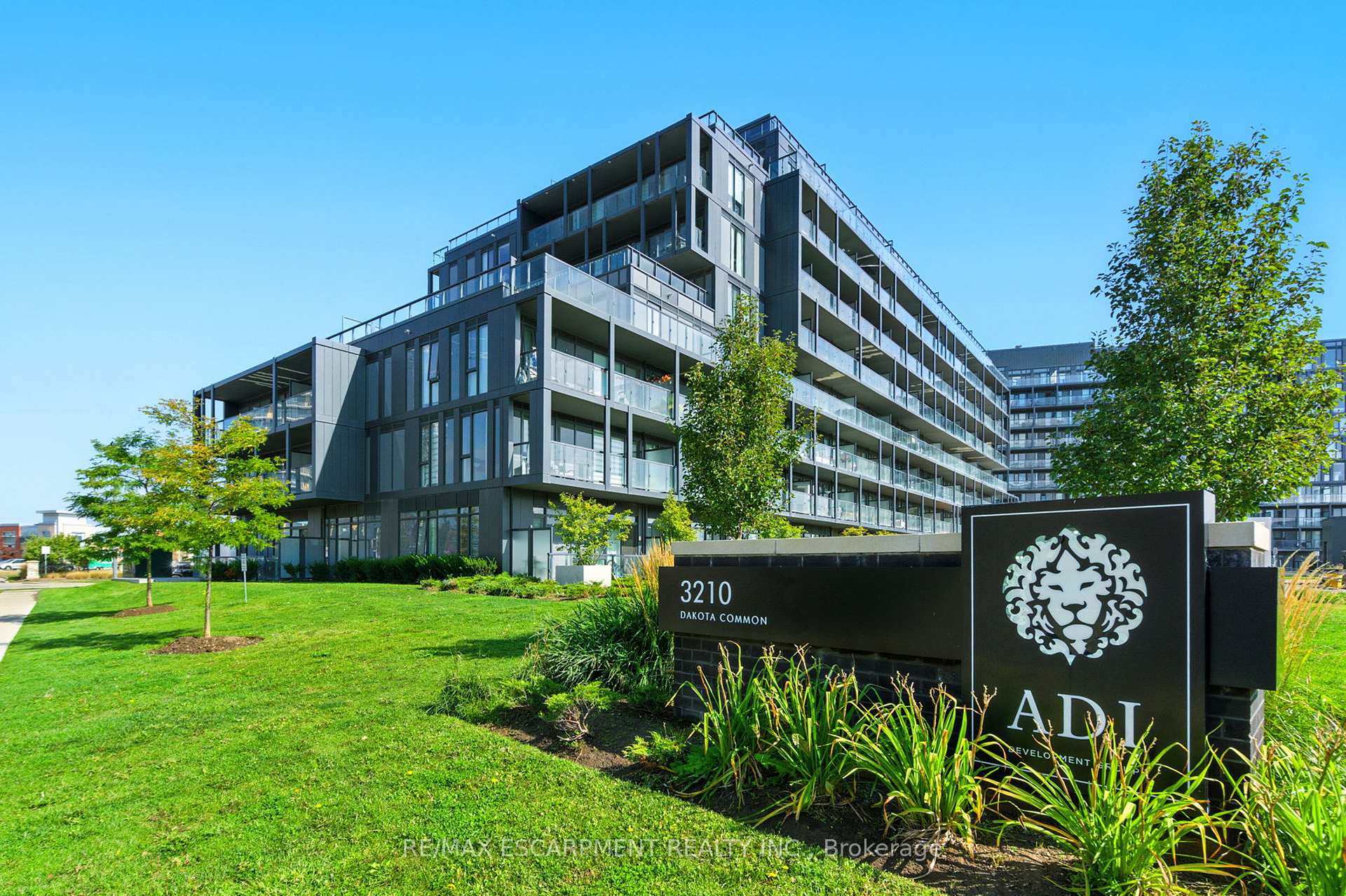 A814 - 3210 Dakota Common, Burlington, ON, exterior