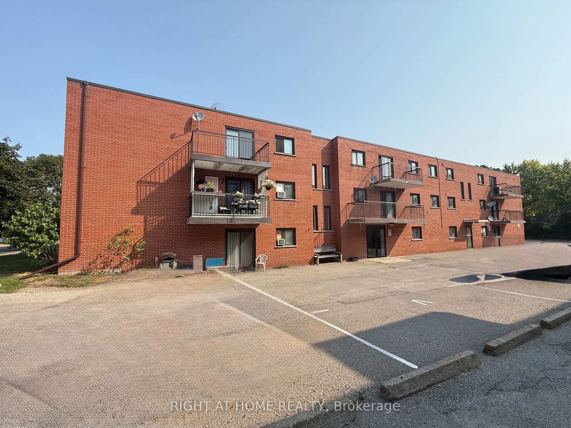 205 - 555 Oxford Street, Oshawa, ON, exterior