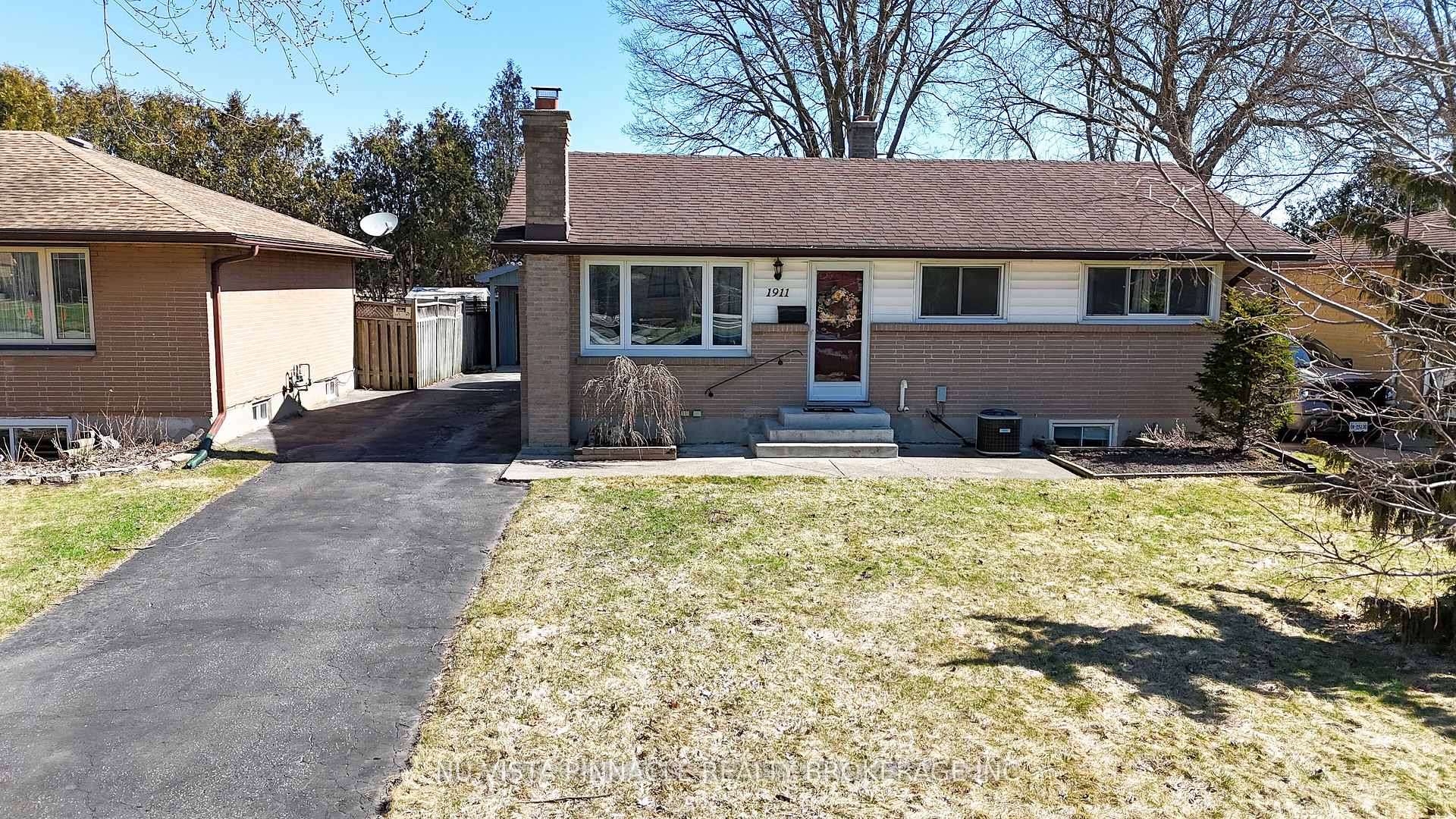 1911 CRYSTAL Crescent, London East, ON, exterior