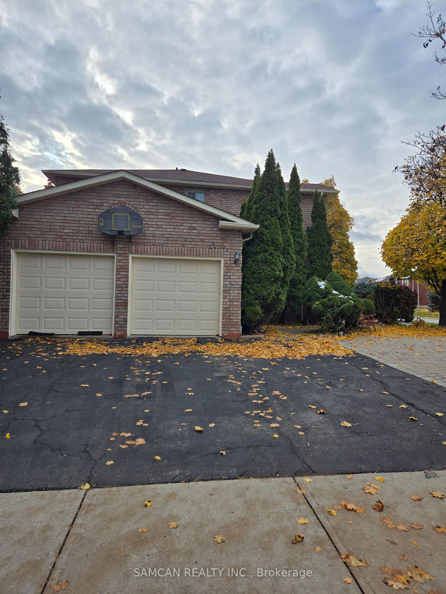 2 - 2470 Wynten Way, Oakville, ON, exterior