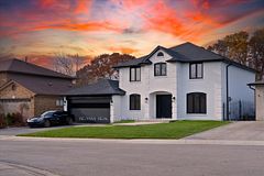 32 Elena Court, Hamilton, ON, exterior