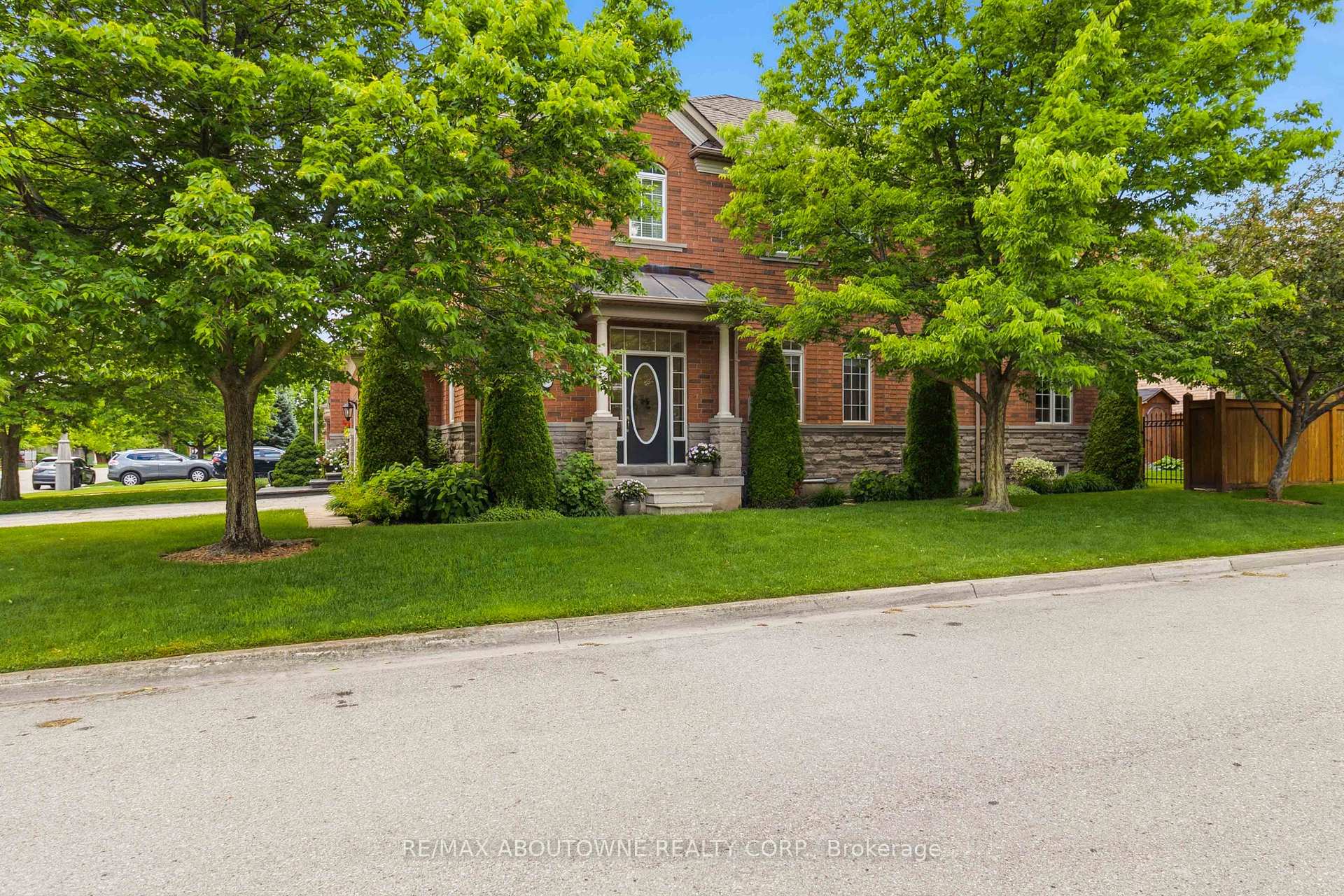 240 Duskywing Way, Oakville, ON, exterior