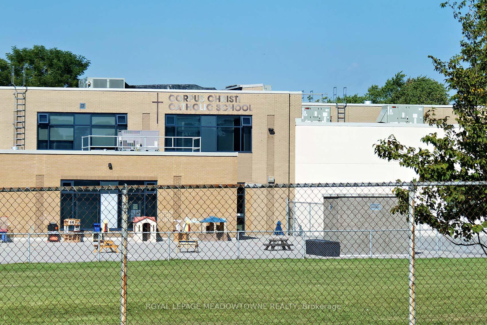 7166 English Church Road E, Hamilton, ON, exterior