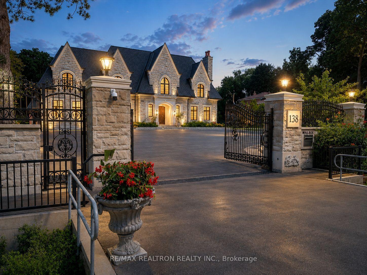 138 Centre Street, Vaughan, ON, exterior