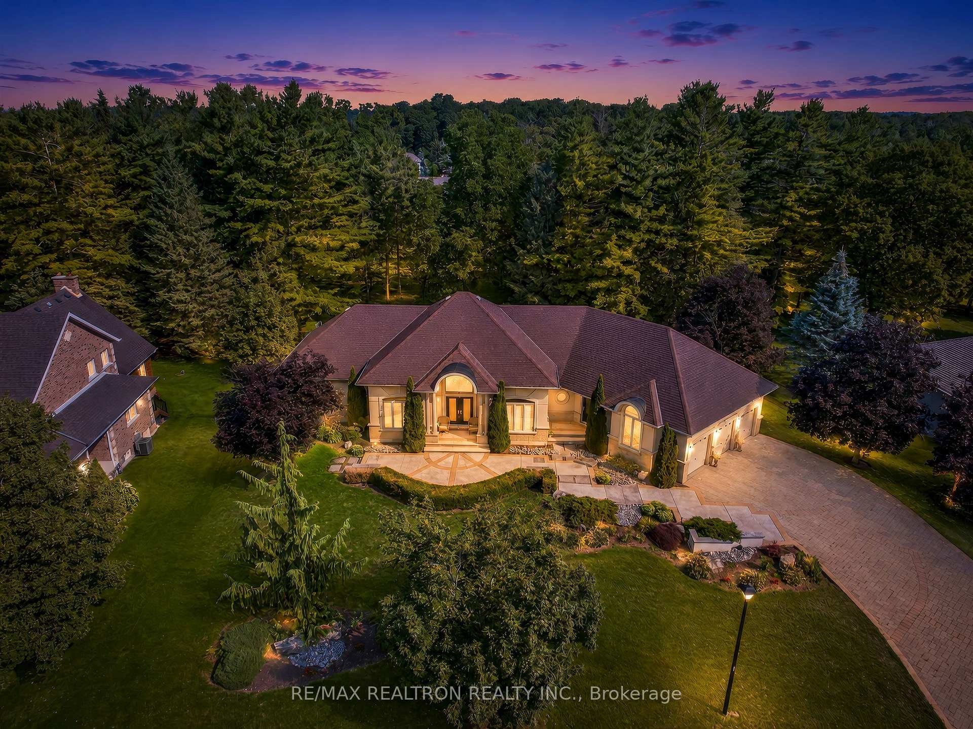 24 Maplehyrn Avenue, East Gwillimbury, ON, exterior