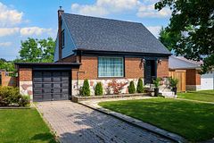 32 Castlebar Road, Toronto W07, ON, exterior