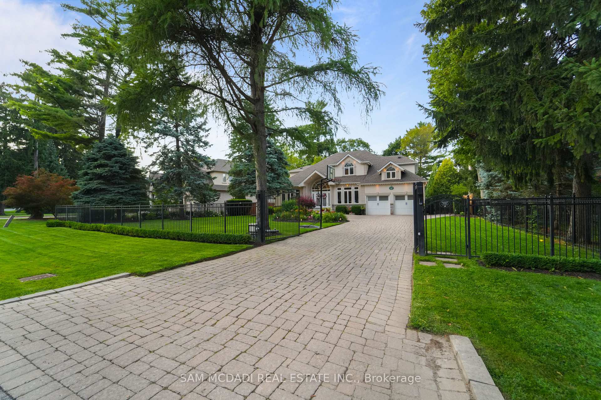 527 Meadow Wood Road, Mississauga, ON, exterior