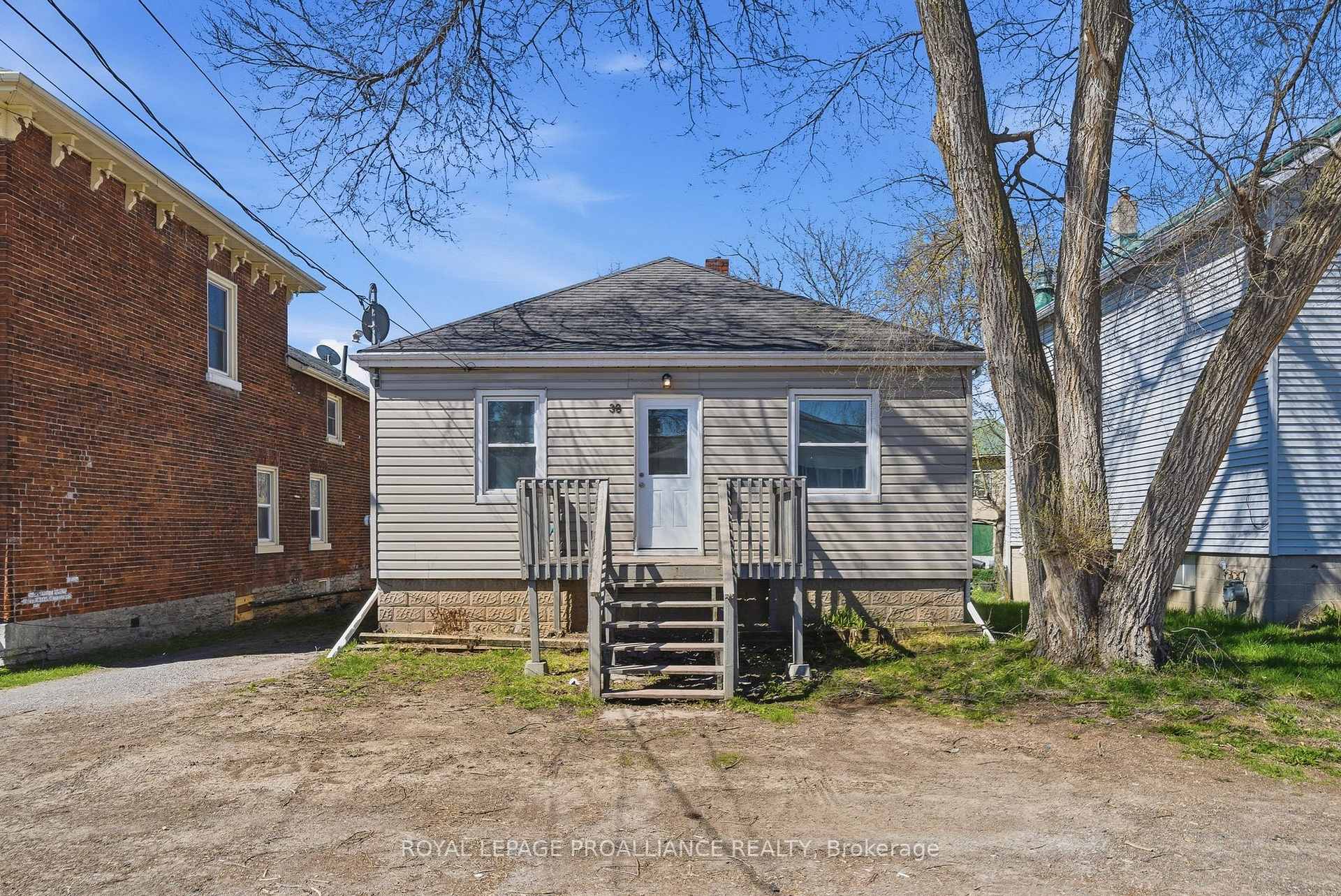 38 Oak Street, Belleville, ON, exterior