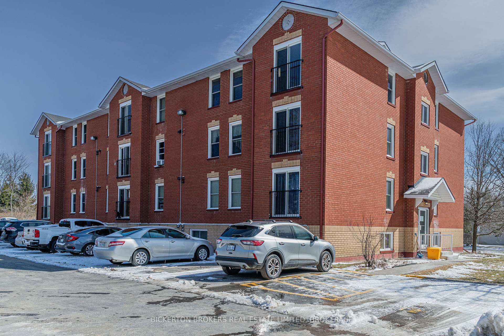 101 - 540 Talbot Place, Gananoque, ON, exterior