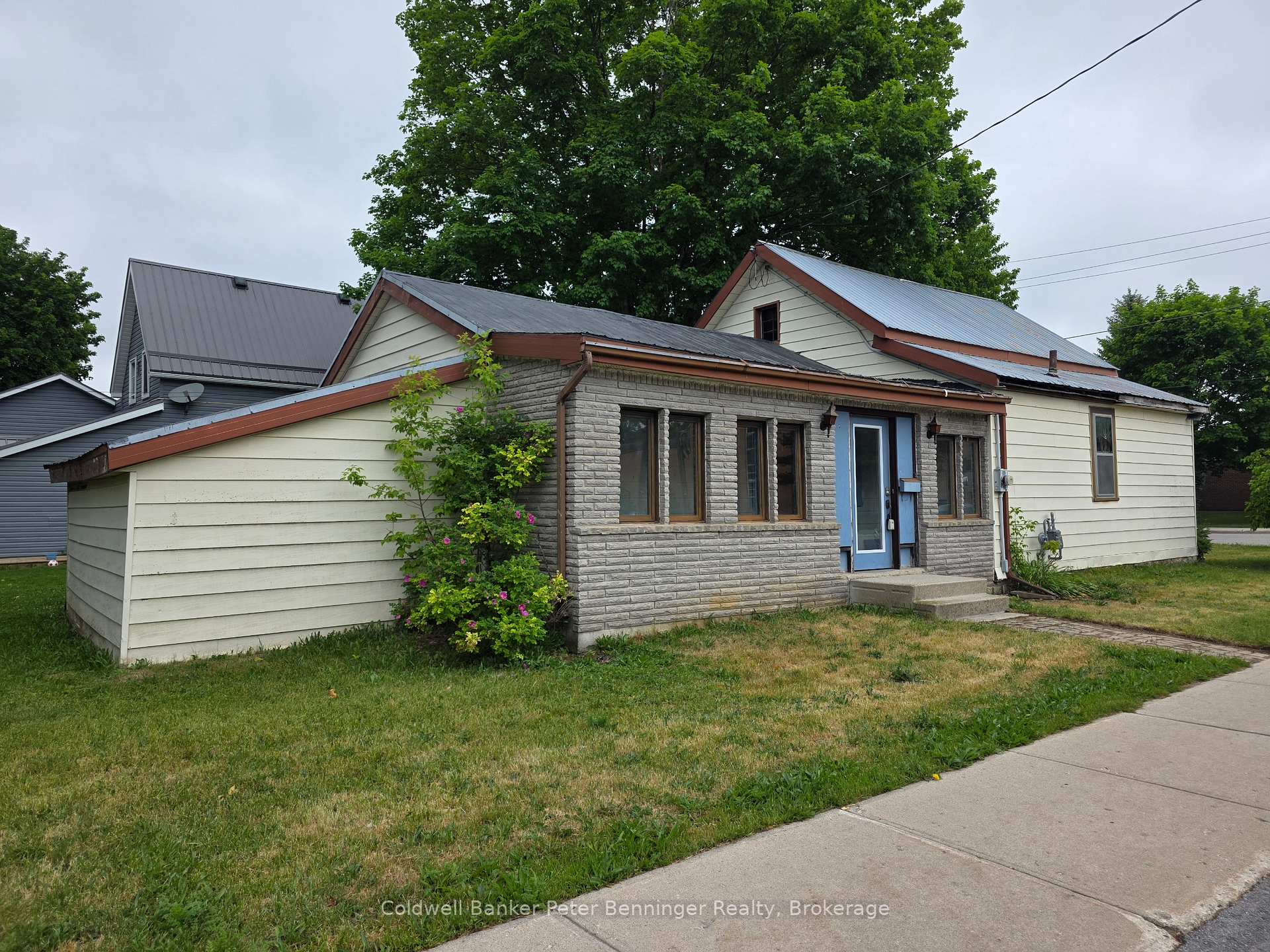 21 Peter Street S, Brockton, ON, exterior