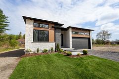 27 Exeter Court, Quinte West, ON, exterior