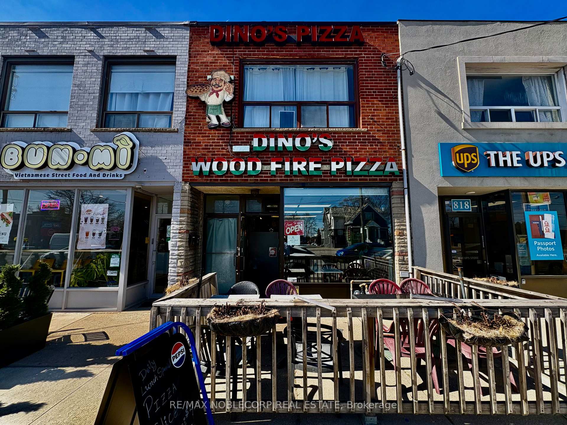 820 The Queensway Street, Toronto W07, ON, exterior
