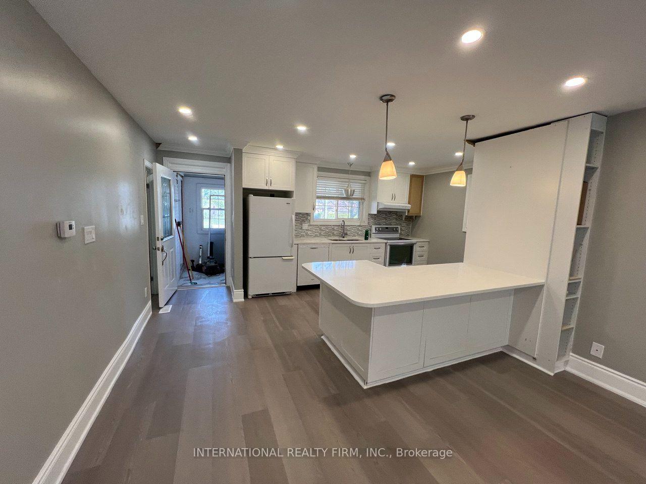 101 - 73 Murray Drive, Aurora, ON, exterior