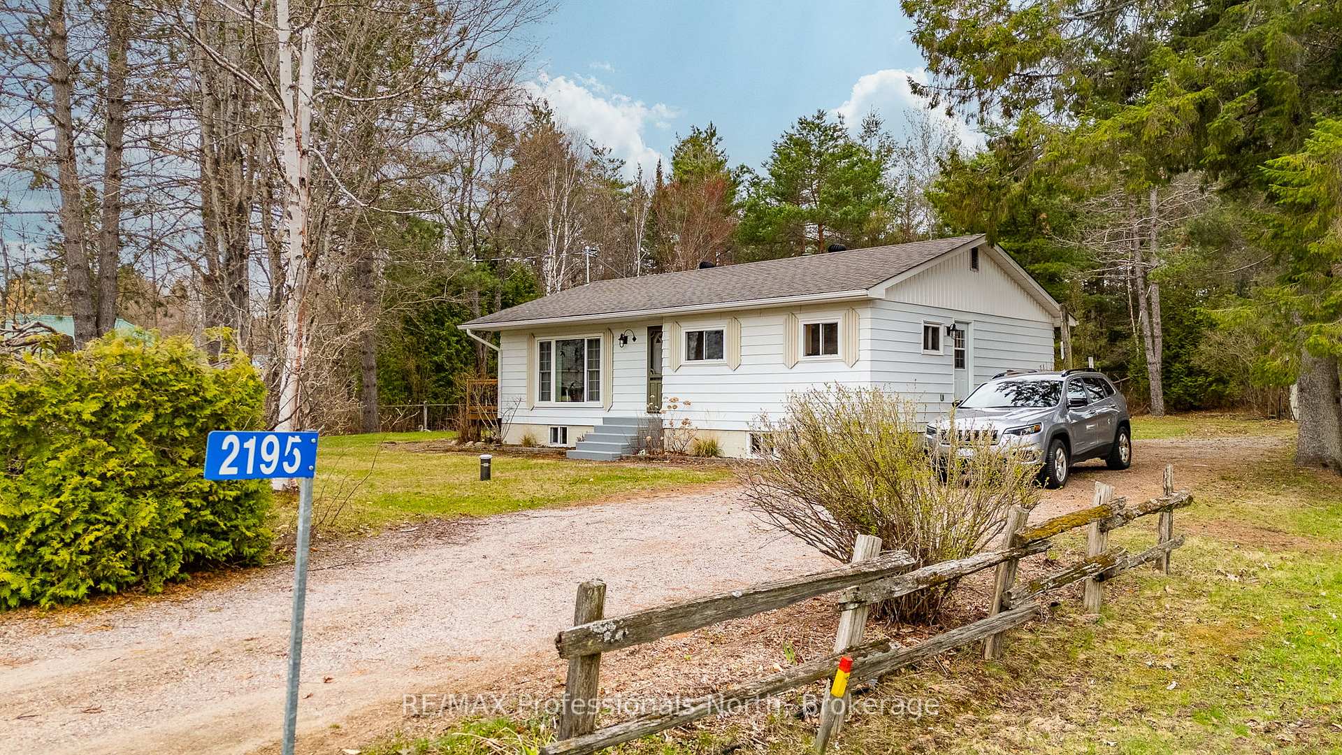 2195 Loop Road, Highlands East, ON, exterior