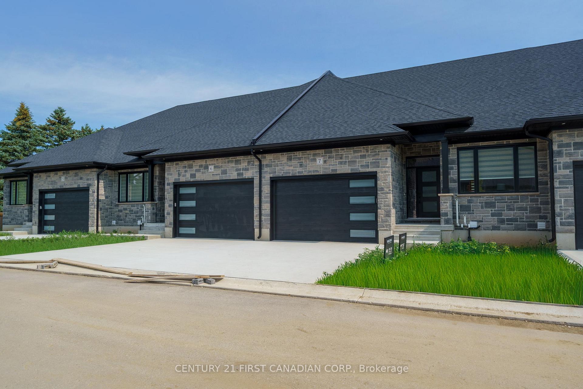 11 - 32 Postma Crescent, North Middlesex, ON, exterior