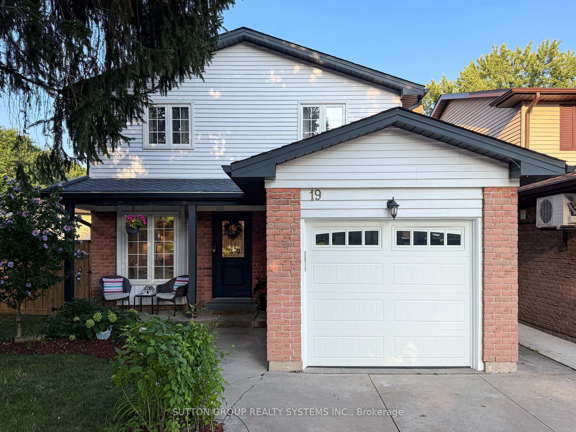 19 Parkway Place, Hamilton, ON, exterior