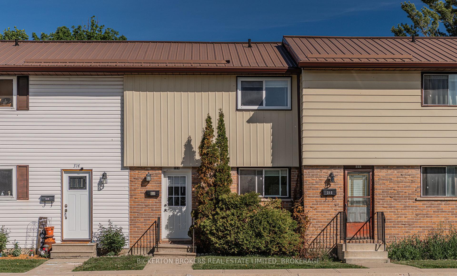 11 - 316 Forsyth Street, Gananoque, ON, exterior