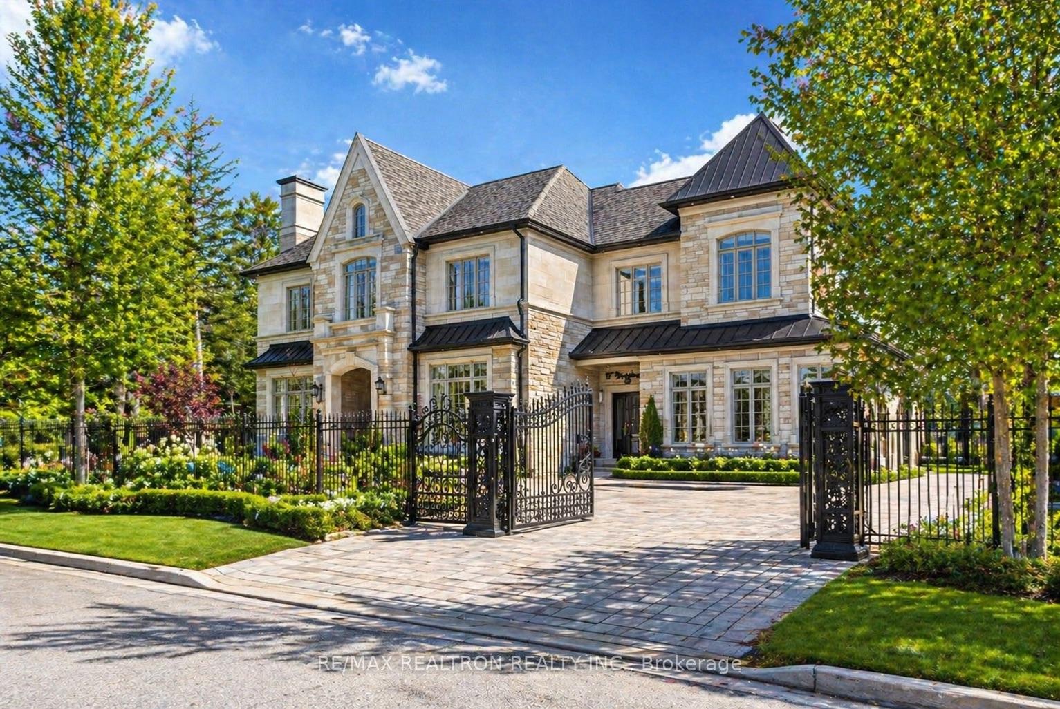 17 Pebblelane Court, Richmond Hill, ON, exterior