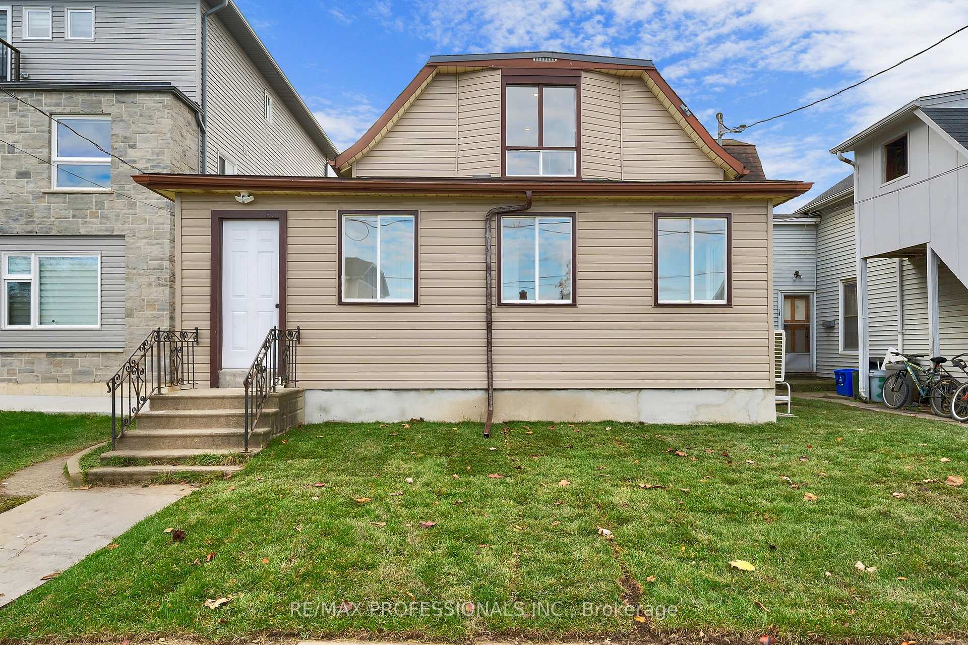 Apartment B - 27 Oakdale Avenue, St. Catharines, ON, exterior