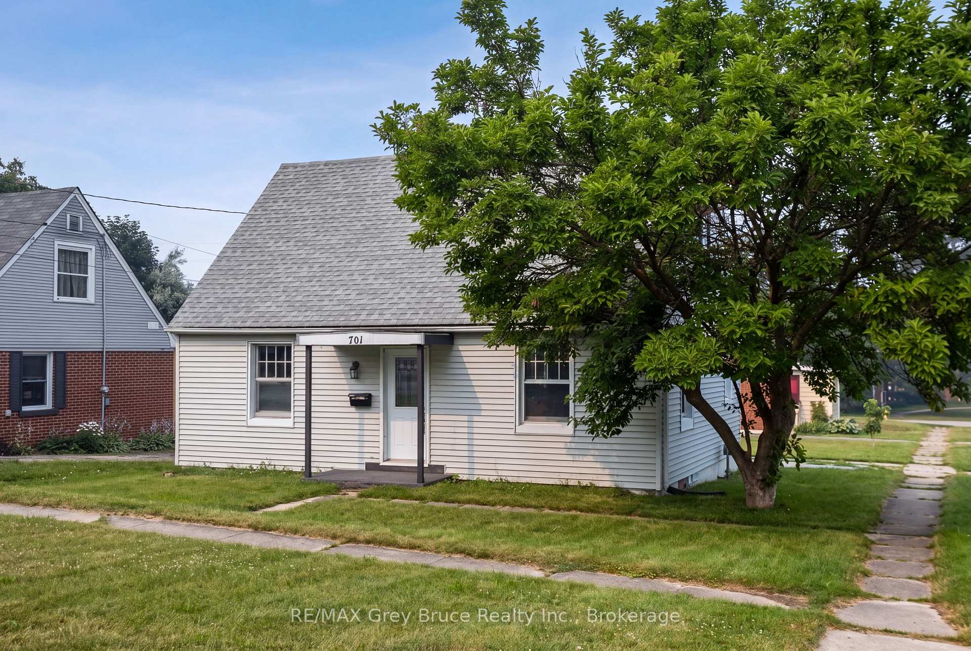 701 5th Street E, Owen Sound, ON, exterior