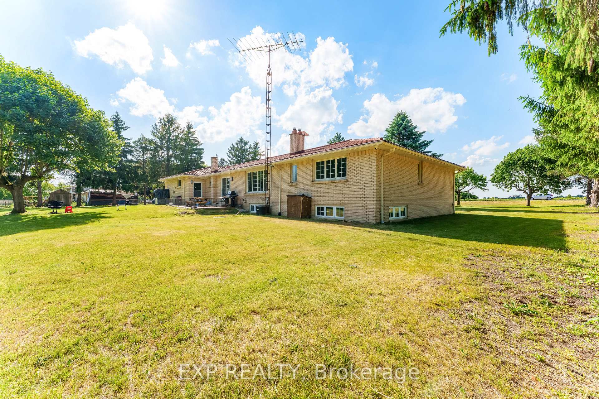 2047 Hamilton Road, London South, ON, exterior