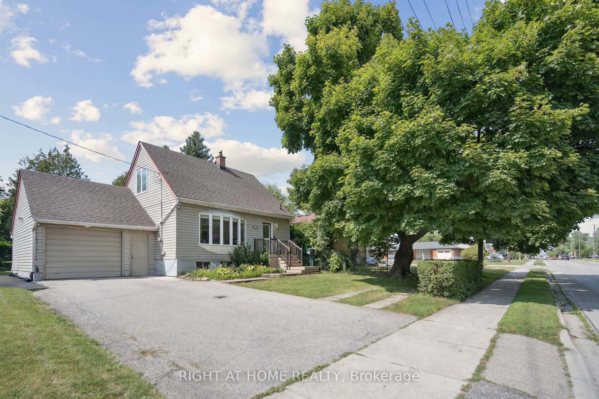 2343 Mountainside Drive, Burlington, ON, exterior