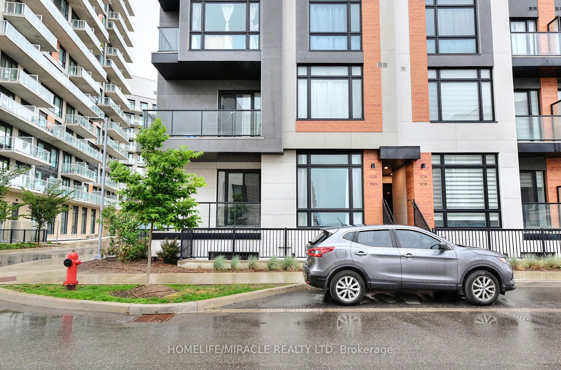 1221 - 8 David Eyer Road, Richmond Hill, ON, exterior