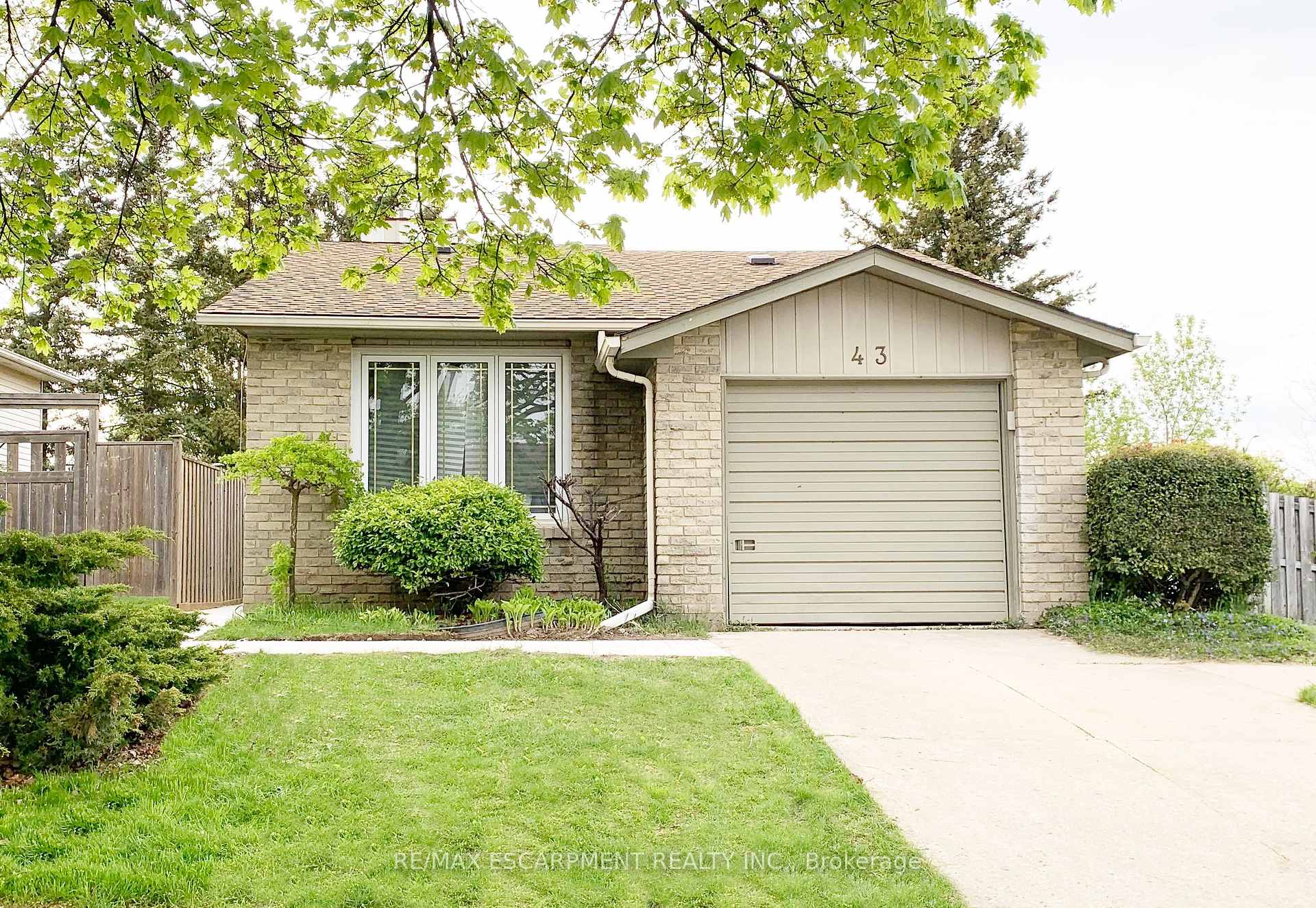 UPPER - 43 KANATA Crescent, Brantford, ON, exterior