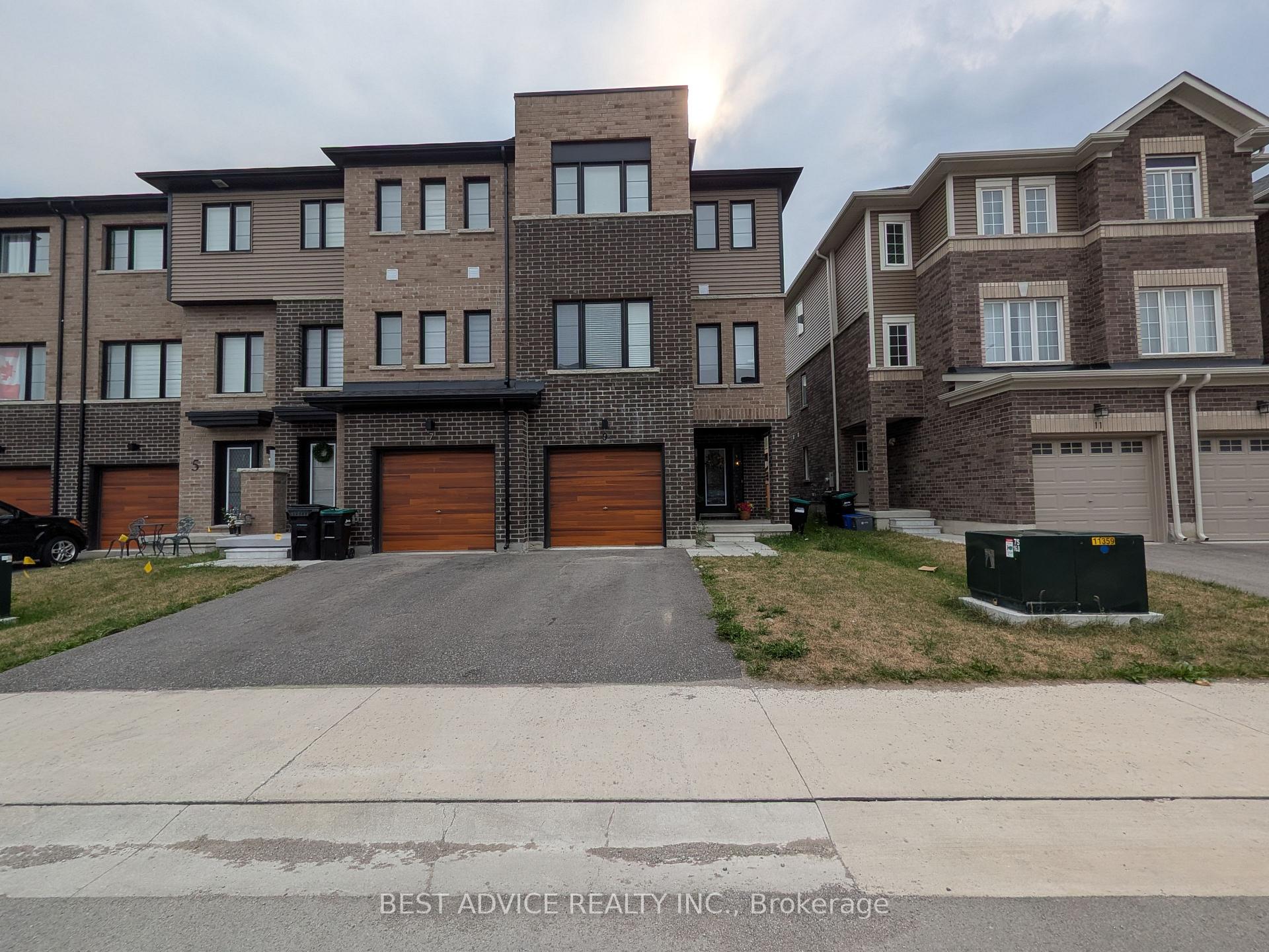 9 Pumpkin Corner Crescent, Barrie, ON, exterior