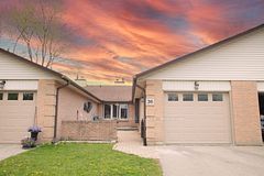 36 - 60 Fiddlers Green Road, London North, ON, exterior
