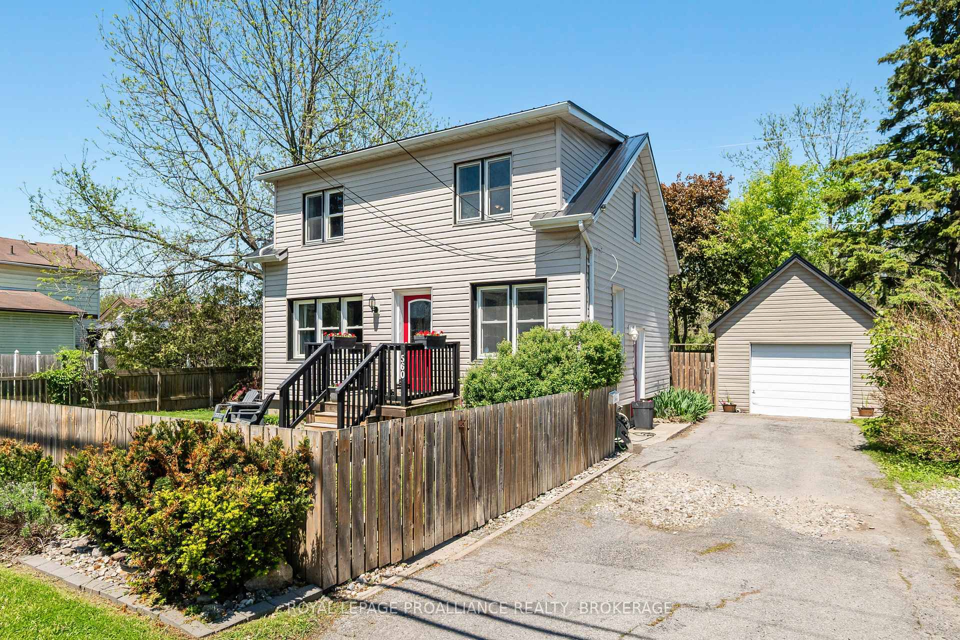 560 King Street W, Gananoque, ON, exterior
