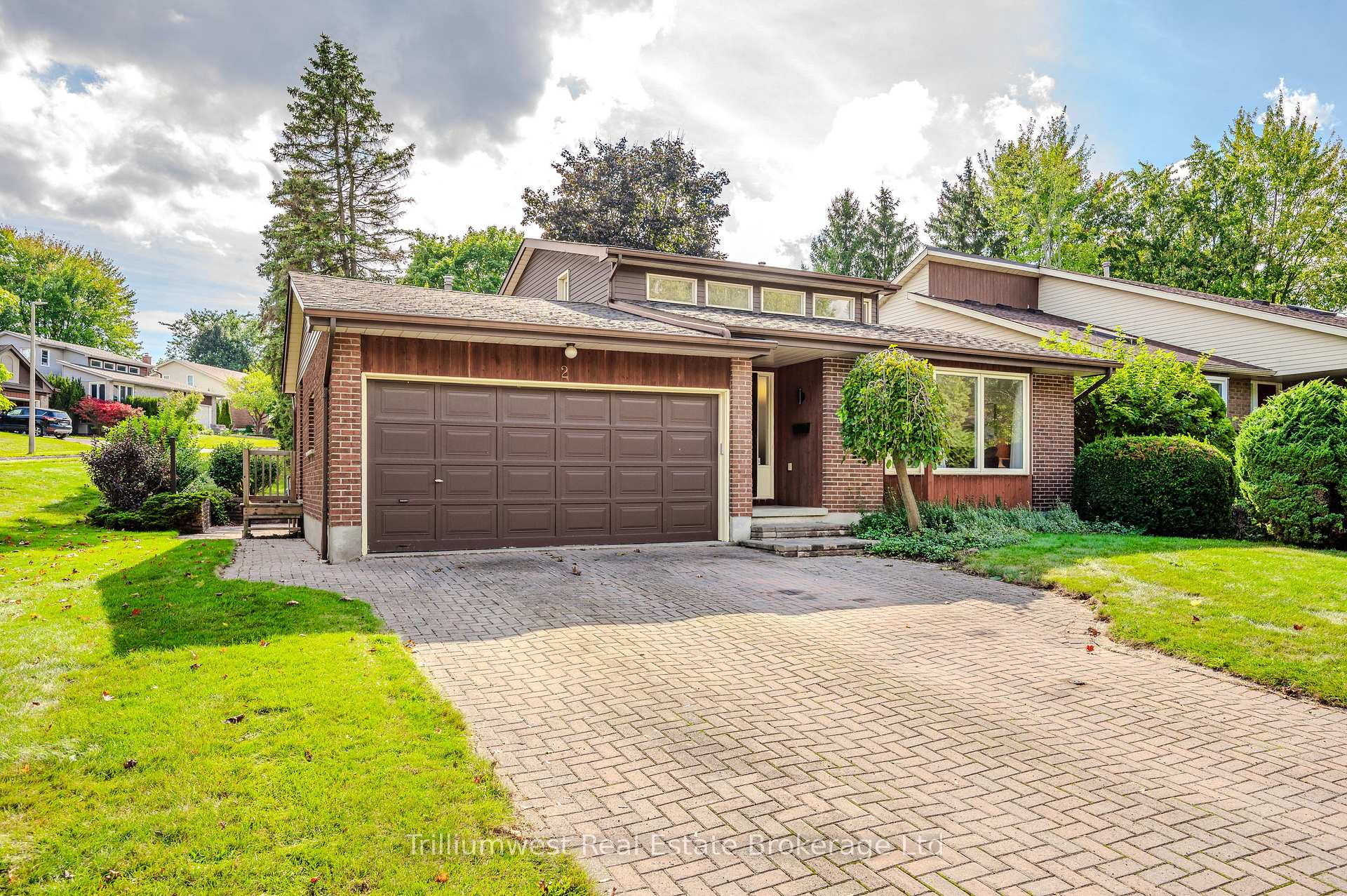 2 Pickwick Place, Guelph, ON, exterior