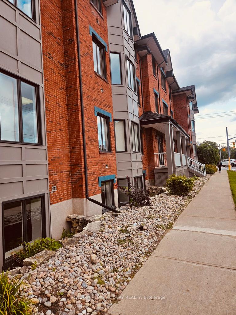 300 - 152 Bayfield Street, Barrie, ON, exterior