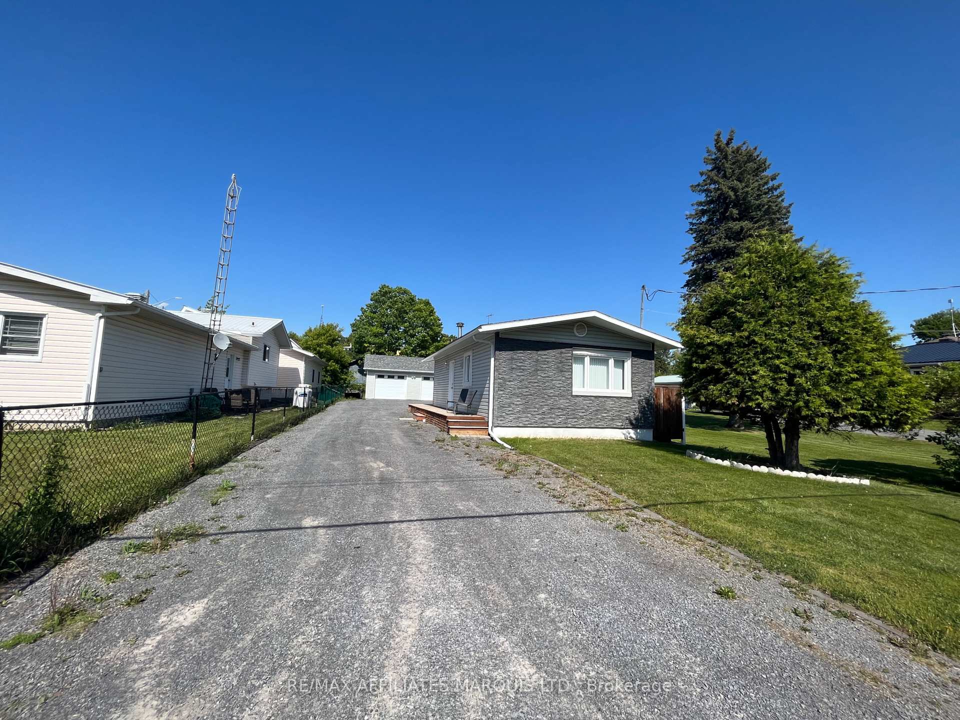 25 Church Street, North Stormont, ON, exterior