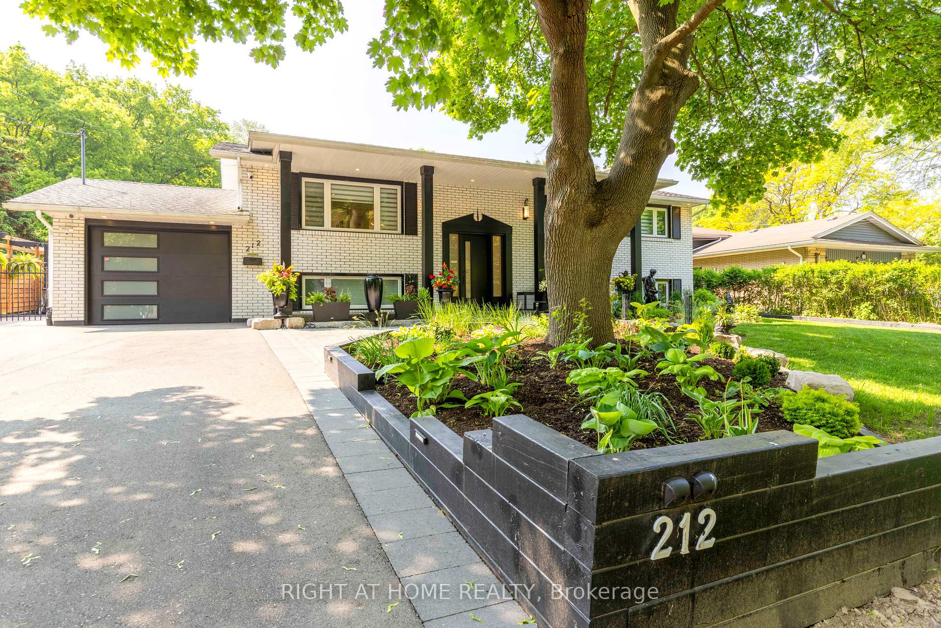 212 Lockhart Drive, St. Catharines, ON, exterior